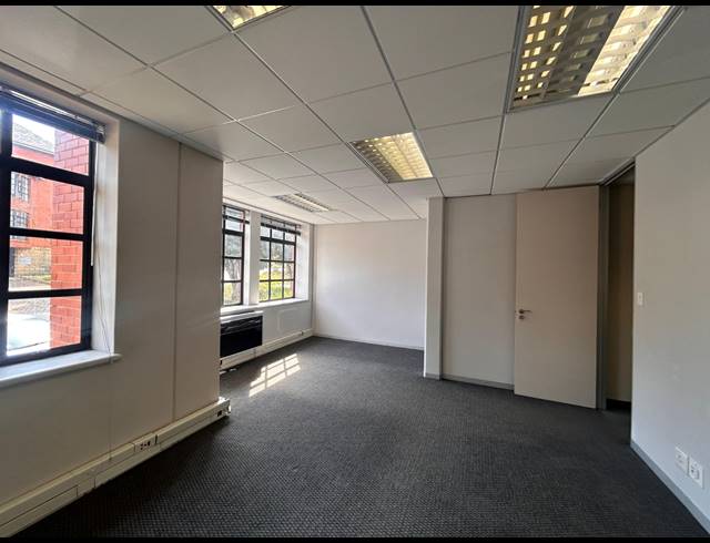 427M² OFFICE TO LET IN LYME PARK